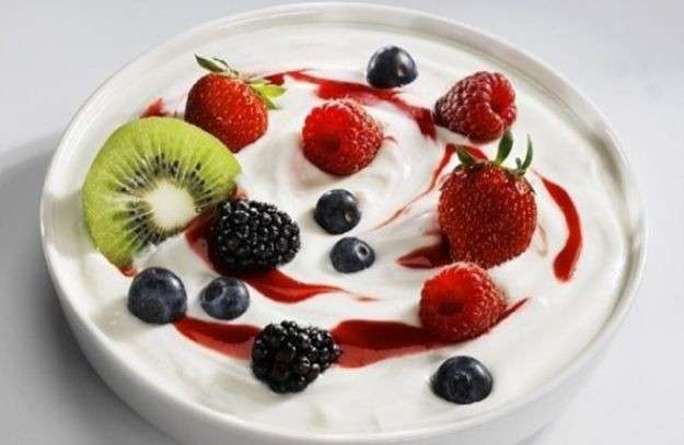 Coppette di yogurt e frutta fresca