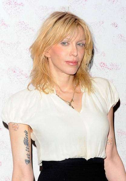 Courtney Love con tatuaggio a fiore e scritta