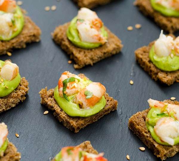 Crostini con avocado e gamberetti