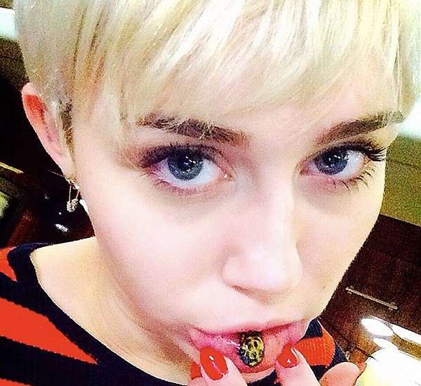 Gattino tatuato nella bocca di Miley Cirus
