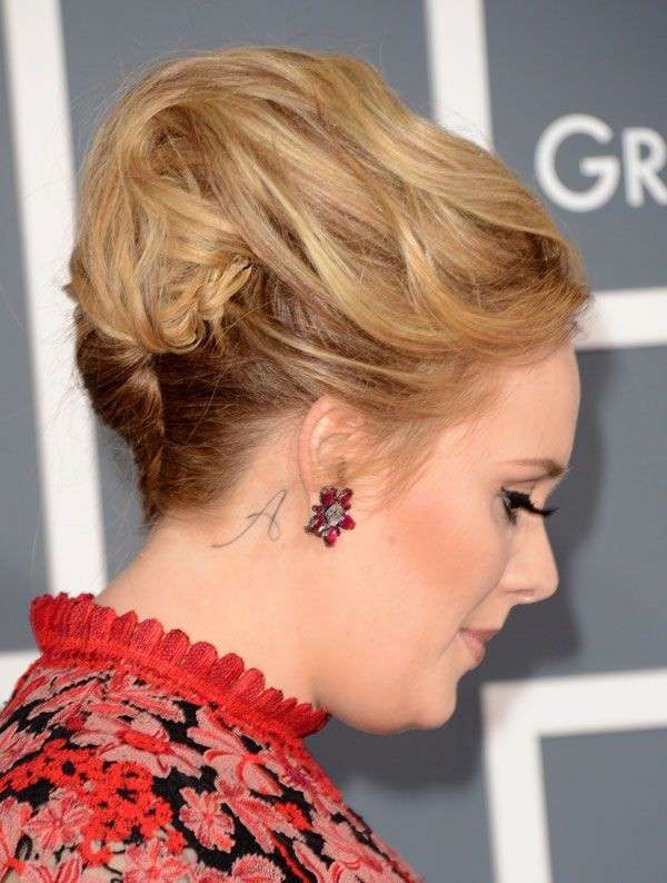 Iniziale sul collo per Adele