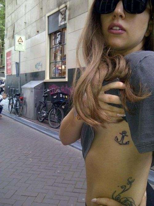 Lady Gaga e il tattoo con ancora