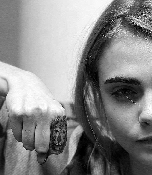 Leone sul dito di Cara Delevingne