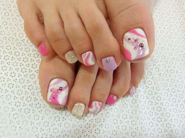 Nail art con smalto bianco e rosa