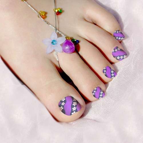 Nail art con smalto viola