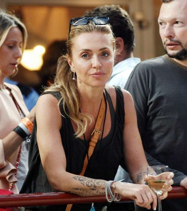 Paola Barale con tattoo sul braccio