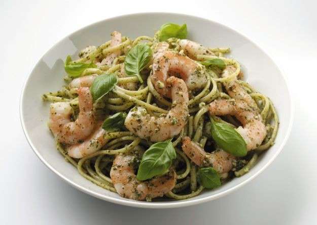 Pasta con pesto e gamberi