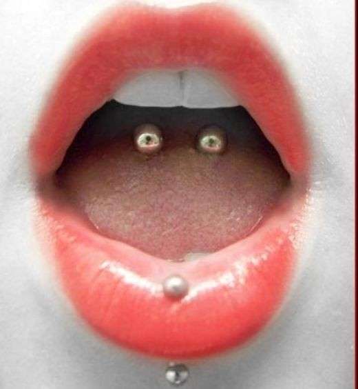 Piercing sulla lingua e sulle labbra