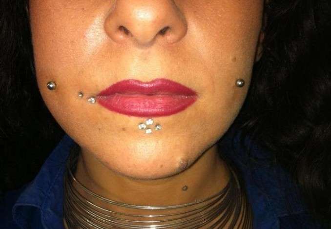 Piercing sulle labbra e sulle guance