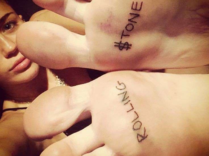 Scritta tattoo di Miley Cirus