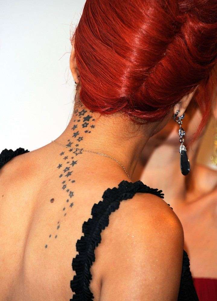 Stelline di Rihanna sul collo