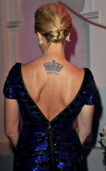 Tattoo a corona per Simona Ventura