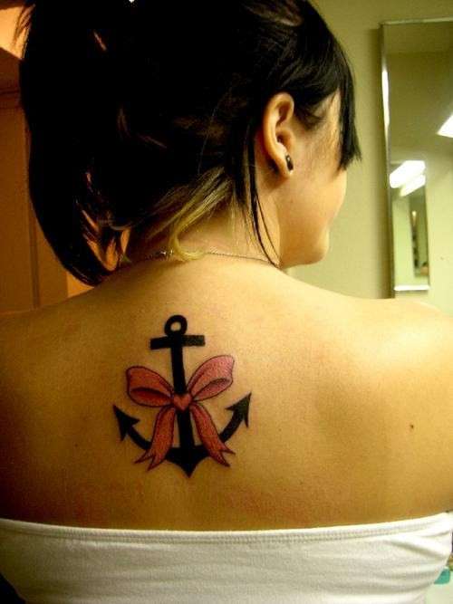 Tattoo sulla schiena con ancora e fiocco