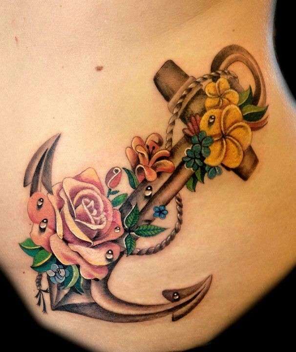 Tatuaggi sul fianco: ancora e fiori rosa