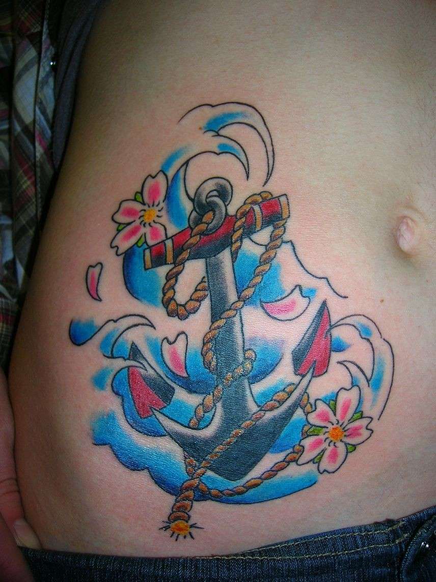 Tatuaggio àncora colorato per il fianco