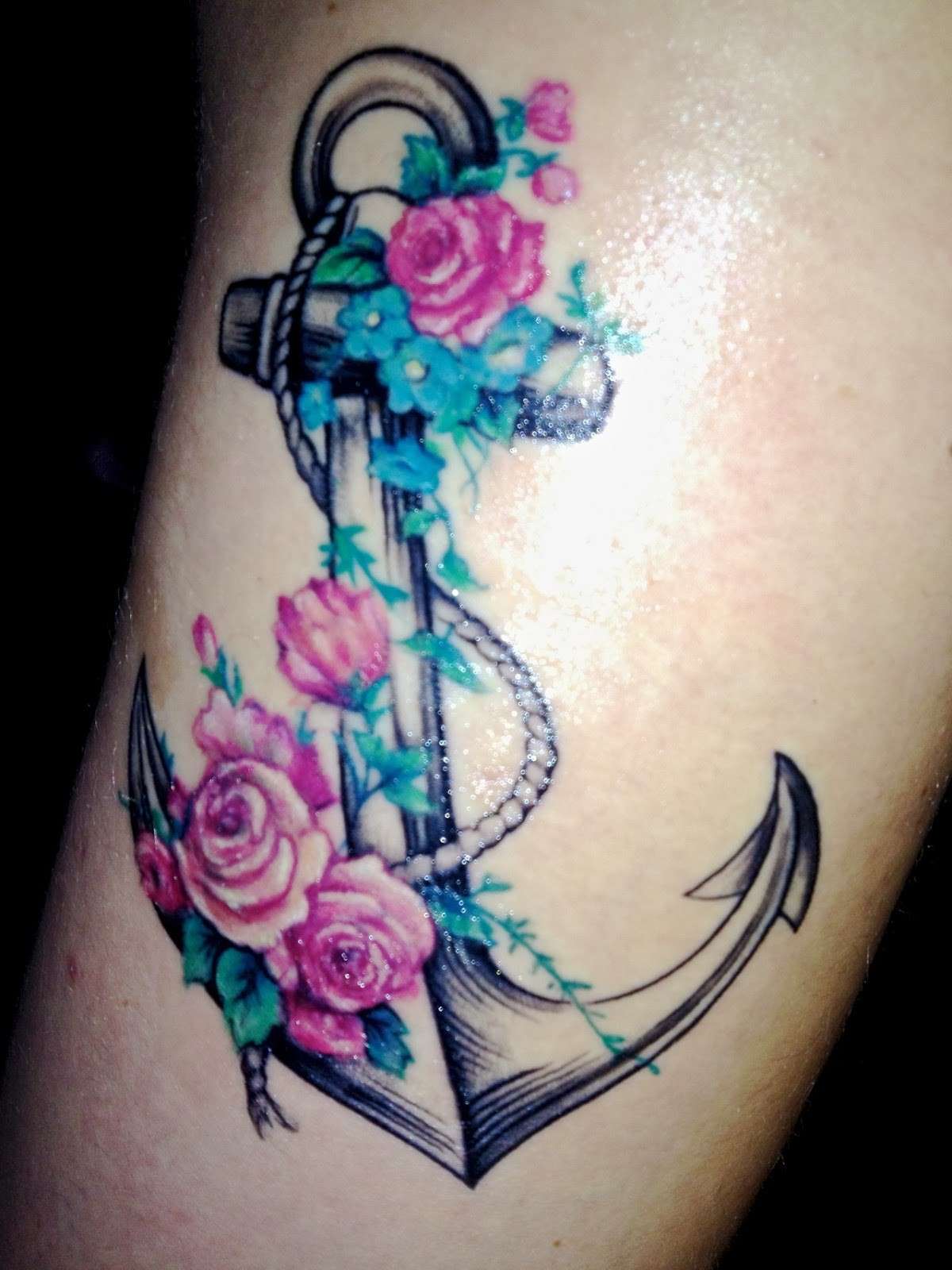 tatuaggio ancora e fiori colorati