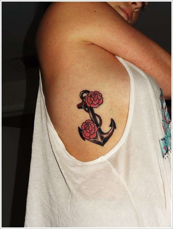 Tatuaggio con ancora e rose