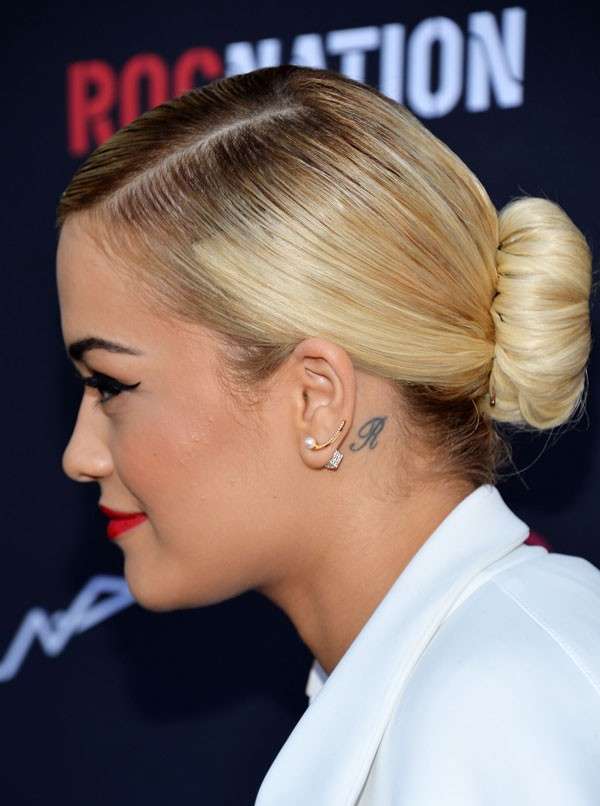 Tatuaggio con iniziale per Rita Ora