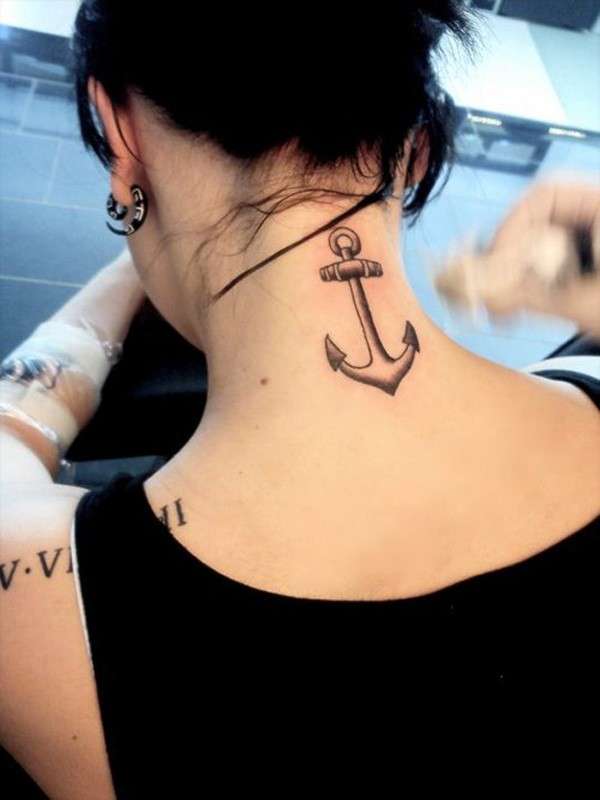 Tatuaggio dietro al collo
