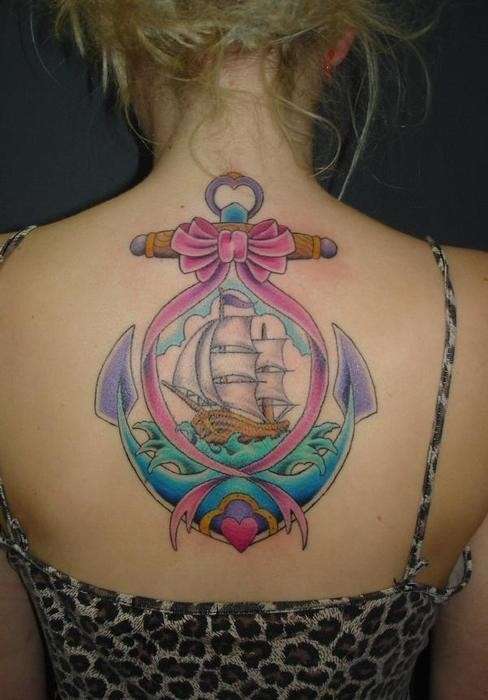 Tatuaggio femminile àncora sulla schiena