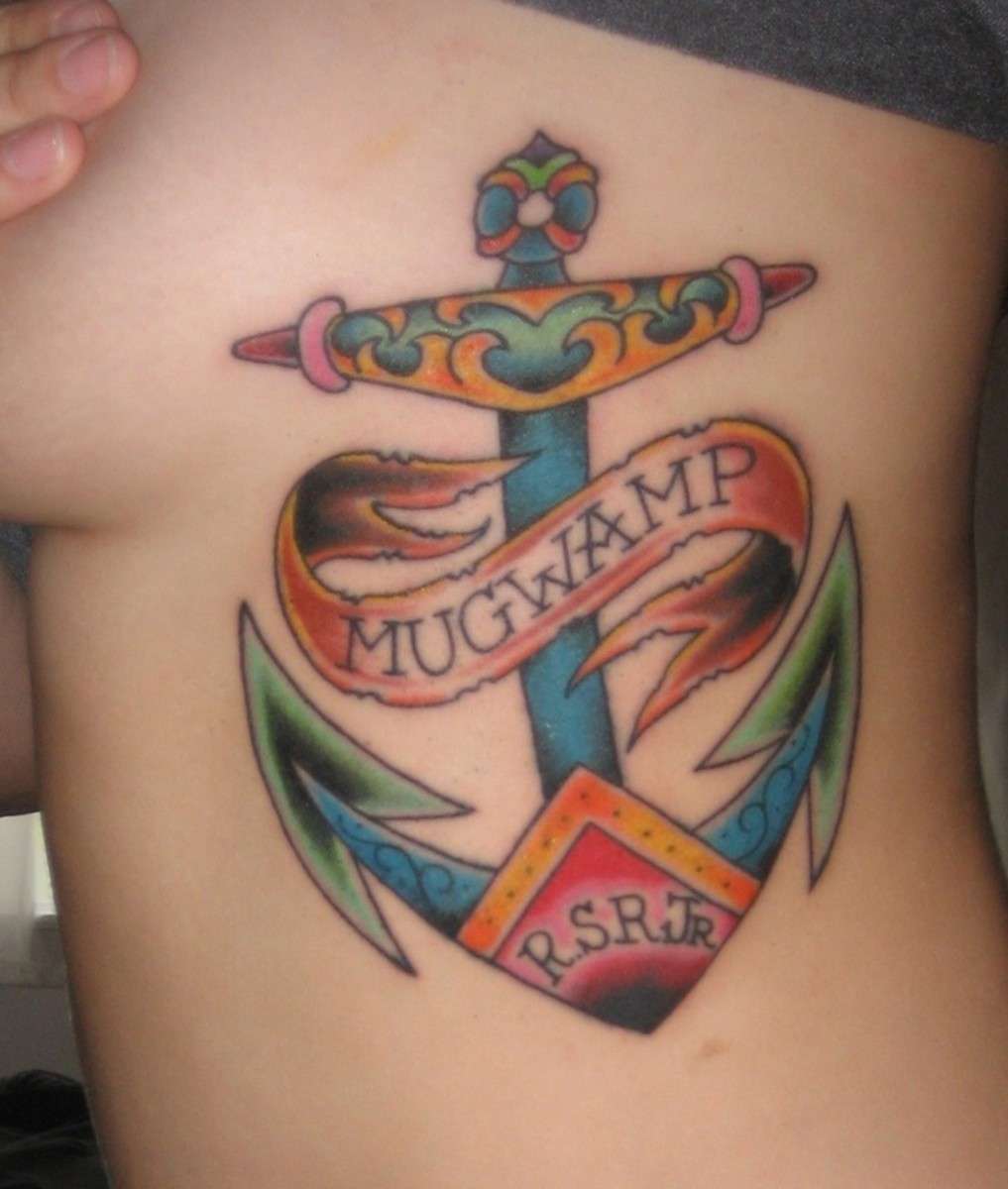 Tatuaggio femminile e colorato sul fianco