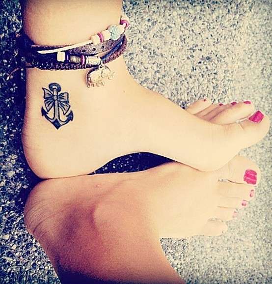 Tatuaggio sul piede con ancora