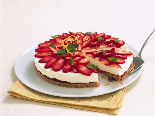 Torta con yogurt e fragole