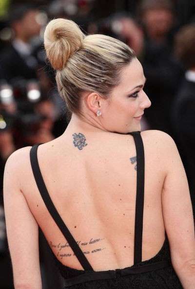 Tre tatuaggi sulla schiena di Laura Chiatti