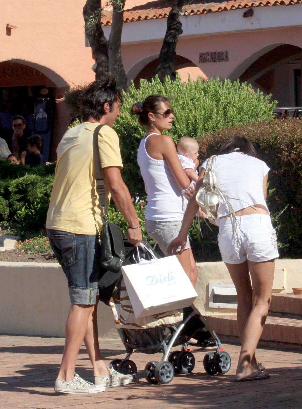 I due piccioncini con i figli a Porto Cervo