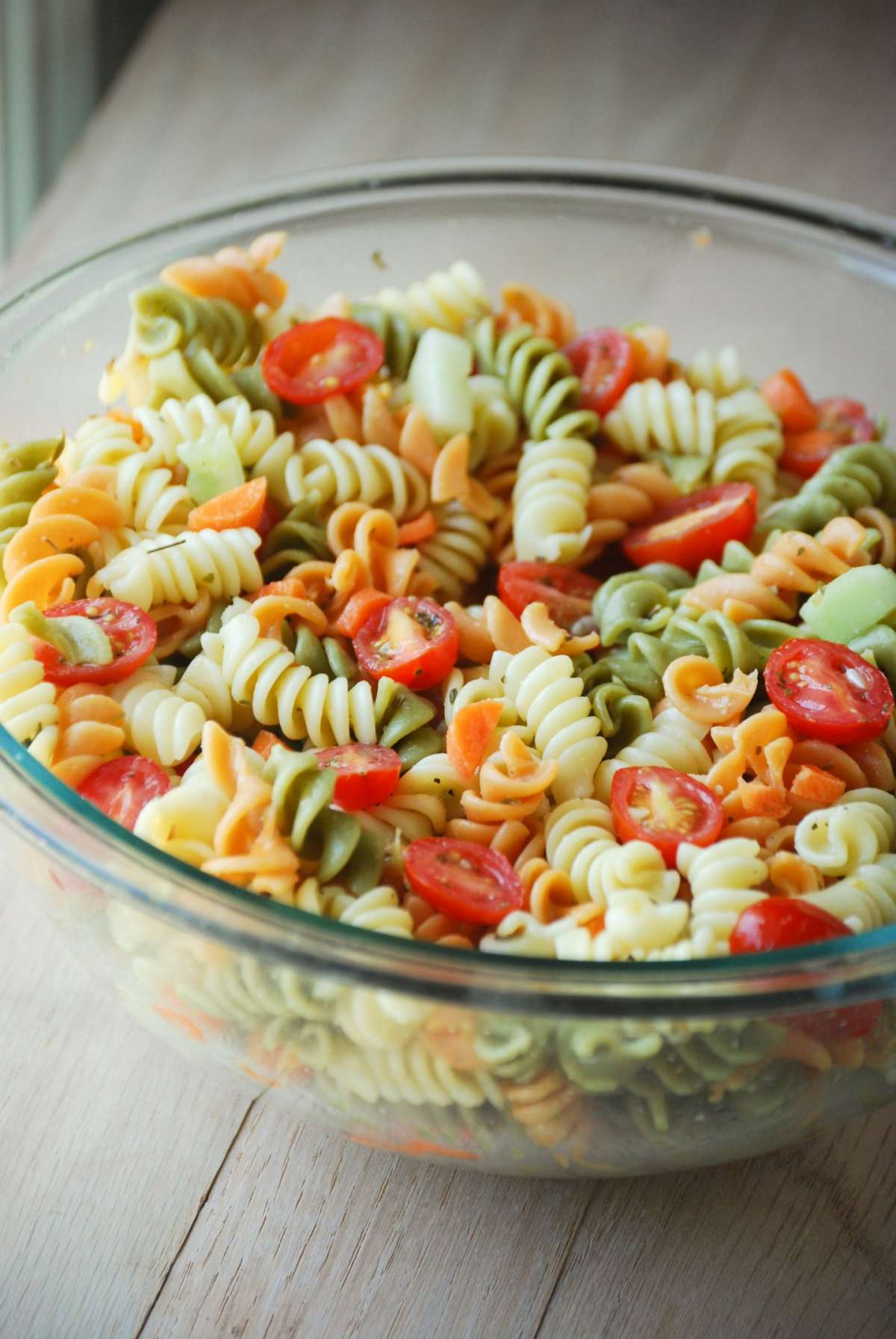 Insalata con fusilli e pomodori