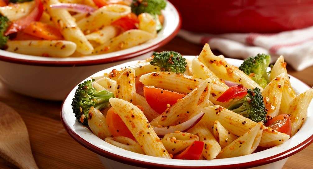 Insalata di pasta con broccoli e peperoncino