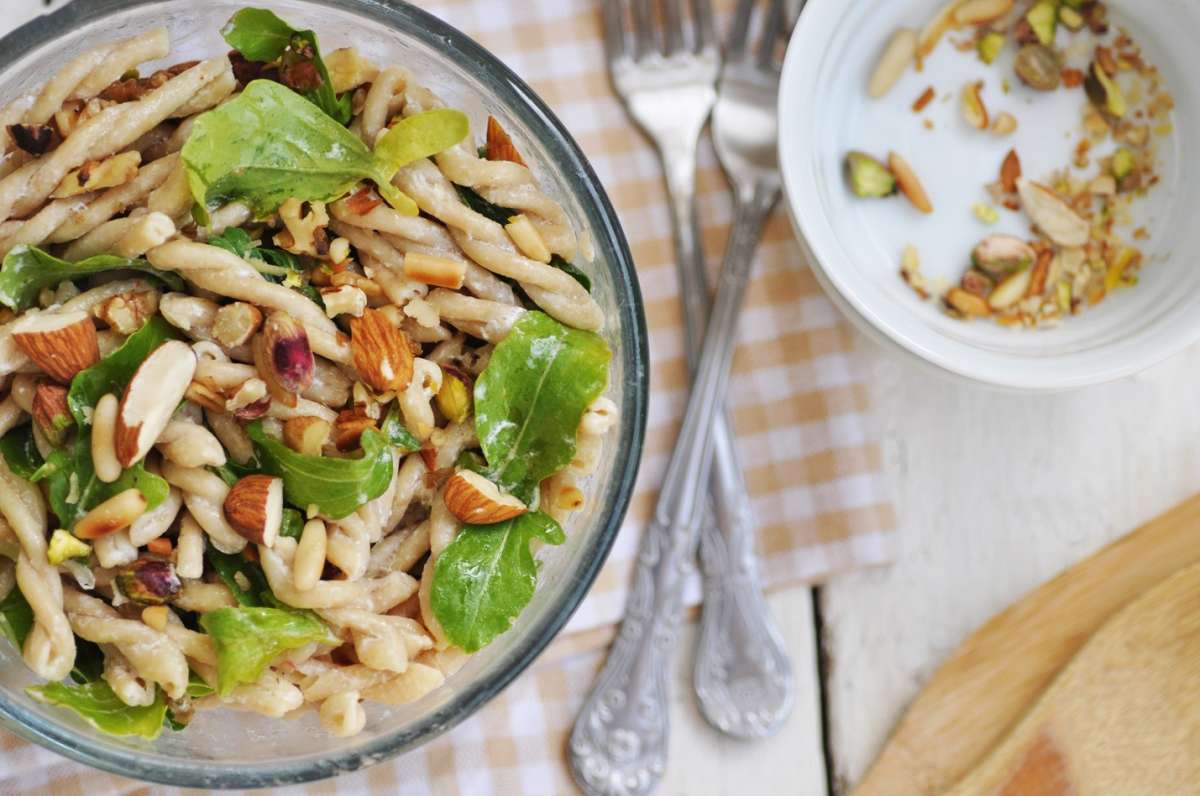 Insalata di pasta con frutta secca