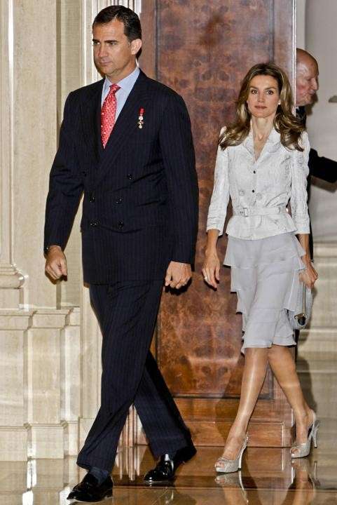 Letizia con gonna dai volant in pizzo