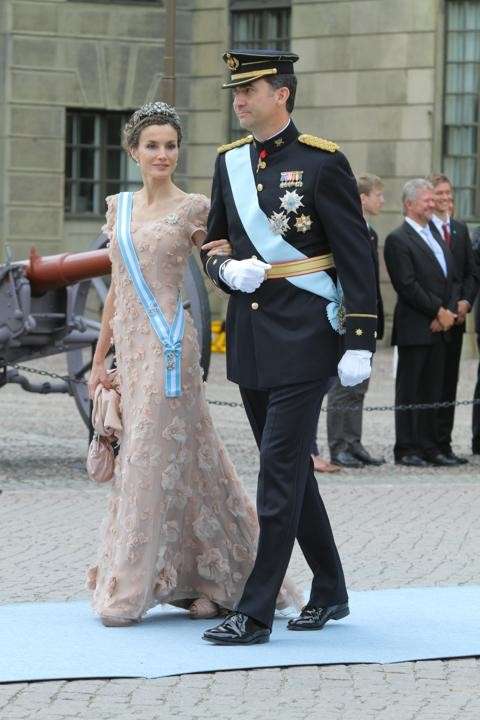 Letizia Ortiz con un abito romantico in pizzo e organza