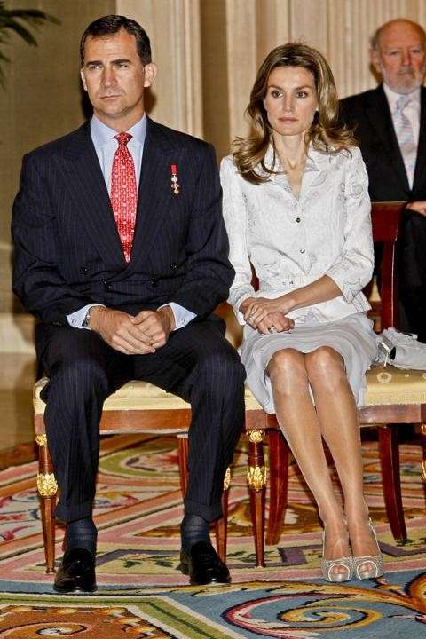 Minidress e giacca sobria per Letizia