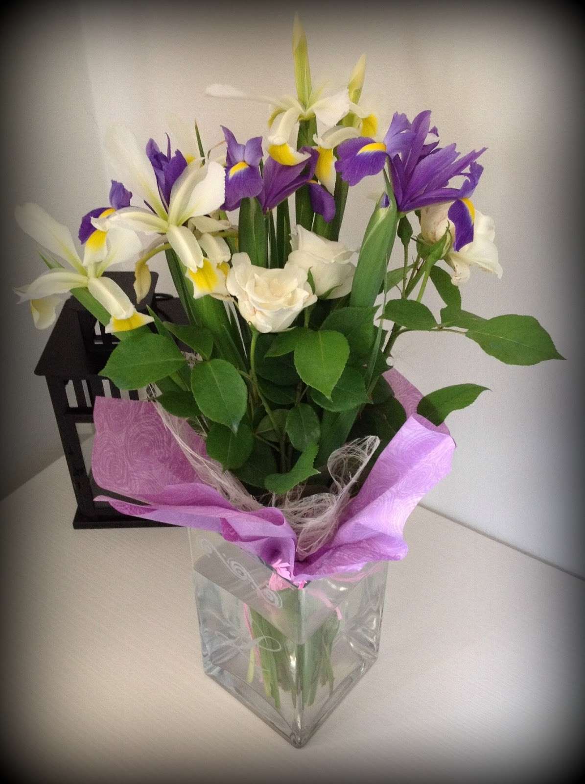 Omaggio floreale bianco e viola
