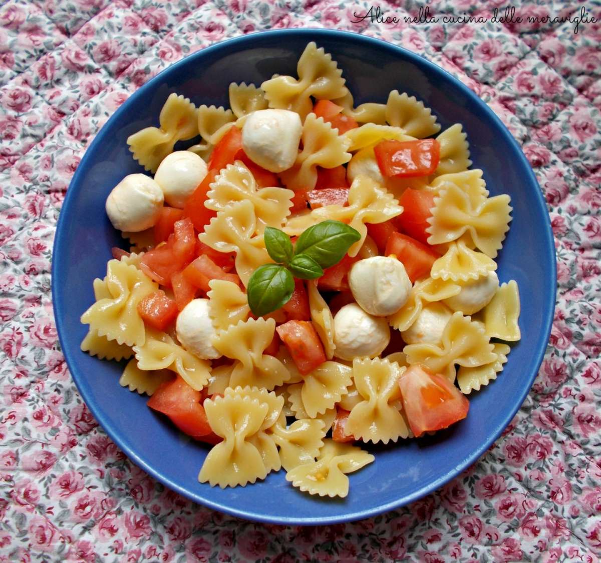 Pasta fredda con pomodori e mozzarelline intere