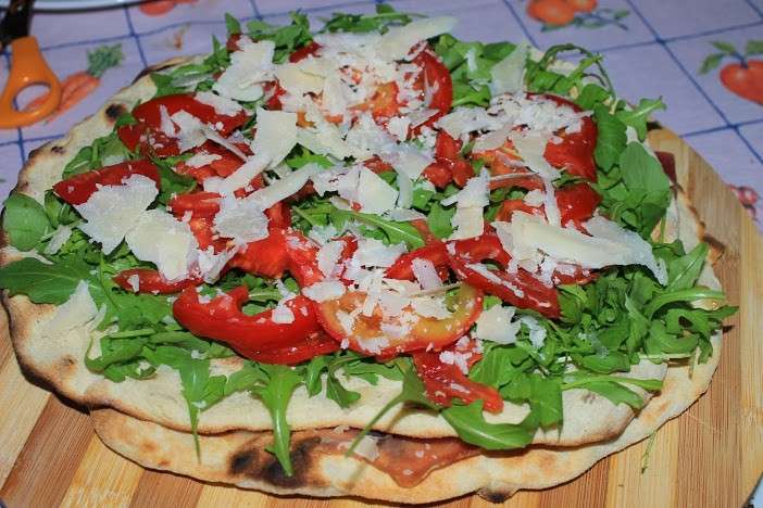 Scrocchiarella con rucola, pomodori e formaggio