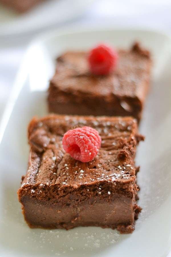 Torta magica al cioccolato con lamponi