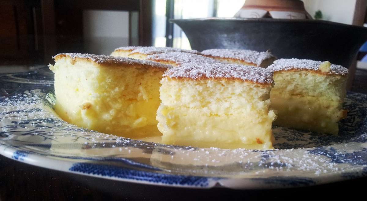 Torta magica con zucchero a velo