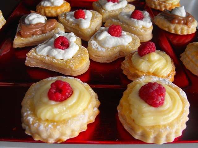 Voulevant con crema chantilly e lamponi