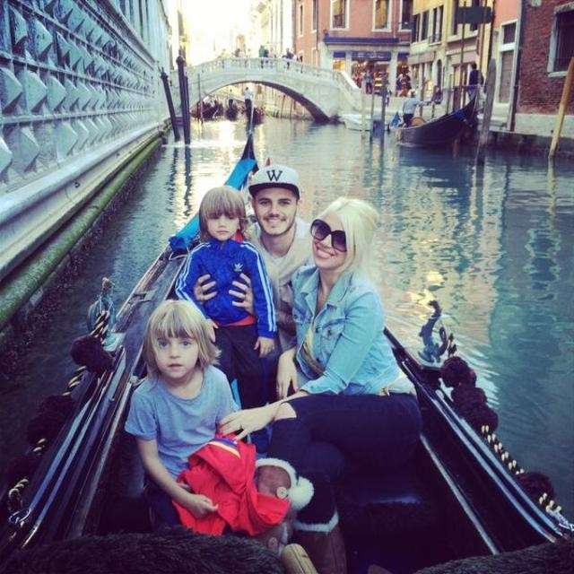 Wanda Nara con i figli e il suo amore in gondola