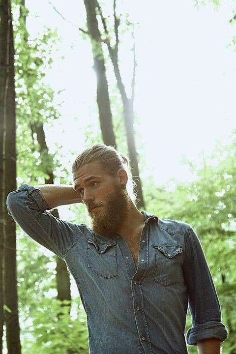 Ben Dahlhaus con camicia denim