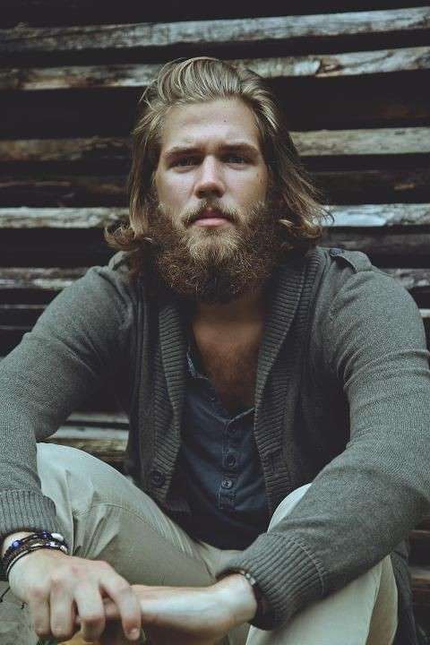 Ben Dahlhaus con cardigan