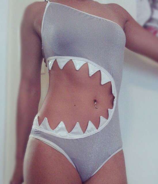 Bikini con denti di squalo