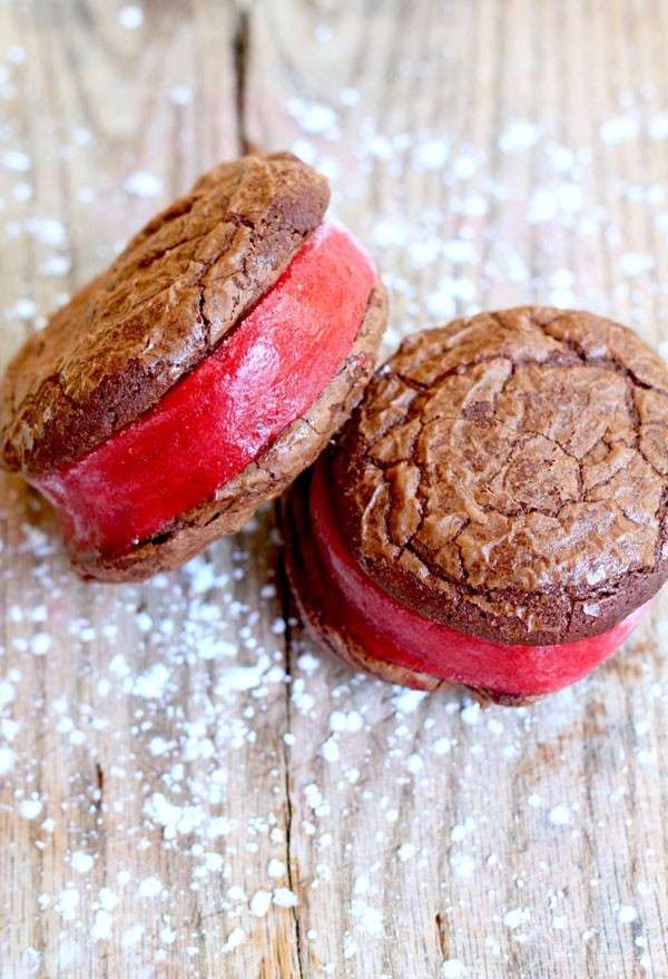 Brownie con sorbetto alla fragola