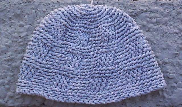 cappellino di cotone povero all'uncinetto