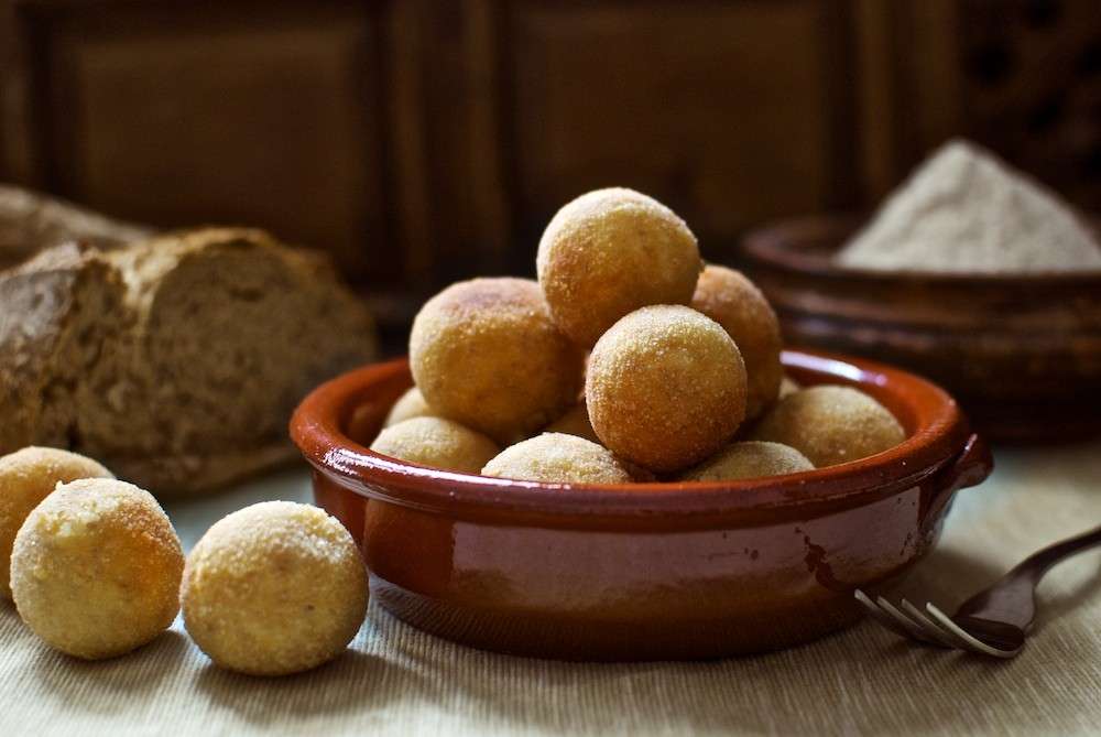 Ciotola con crocchette di riso