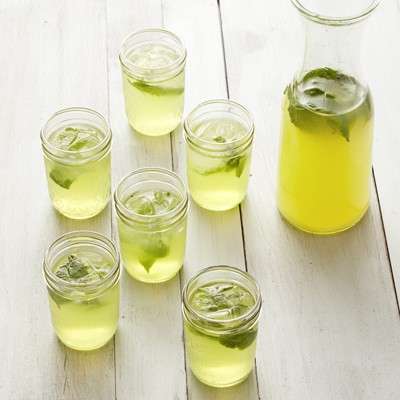 Cocktail con limoncello e basilico