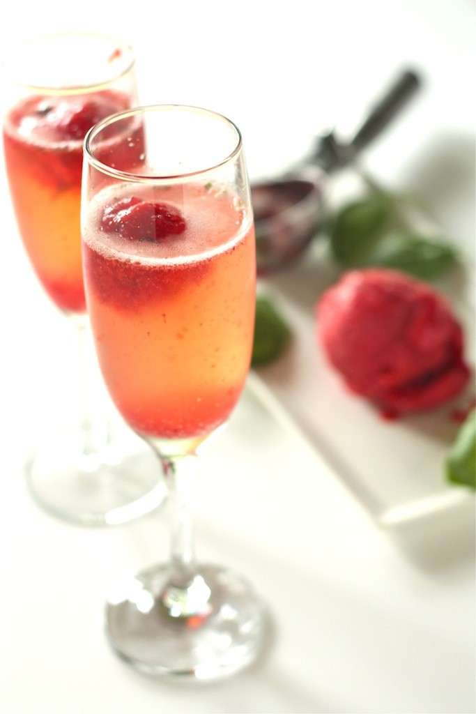 Cocktail con sorbetto alla fragola